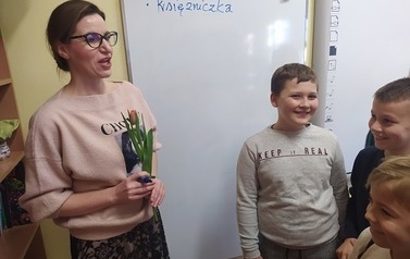 Chłopcy składają życzenia pani Marcie.