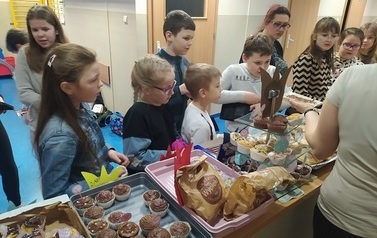 Dzieci kupują w sklepiku wypieki przygotowane przez rodzic&oacute;w