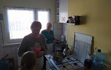 15.	Panie otrzymują słodkie kwiatki.