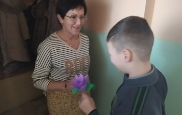 14.	Szymek wręcza słodkiego kwiatka pani Danusi.