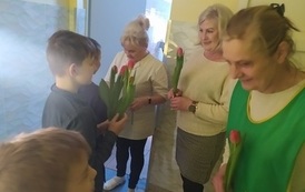 Chłopcy składają życzenia paniom kucharkom.