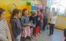Błażej składa życzenia i wręcza koleżance prezent