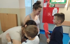 Chłopcy składają życzenia swoim mamom sprzedającym w klasowym sklepiku.