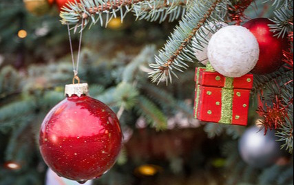 grafika przedstawiająca bombki na gałązce świerku